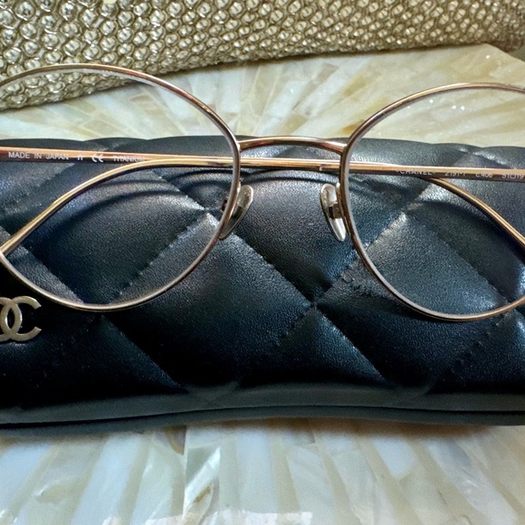 CHANEL light gold frames with case - Picture 3 of 6